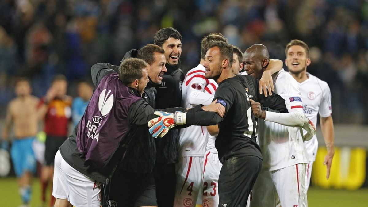 Los jugadores del Sevilla celebran su clasificación para semifinales tras empatar ante el Zenit de San Petersburgo