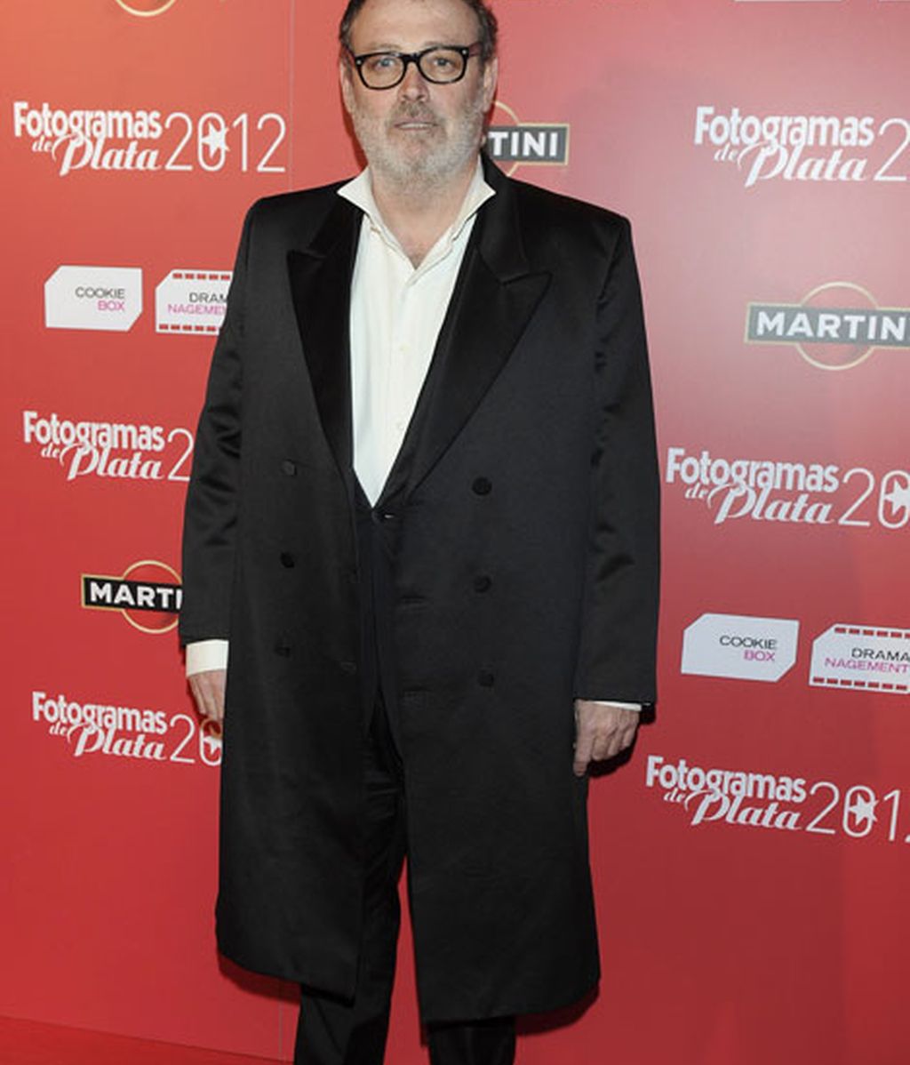 Pablo Carbonell, con gabardina en la alfombra roja
