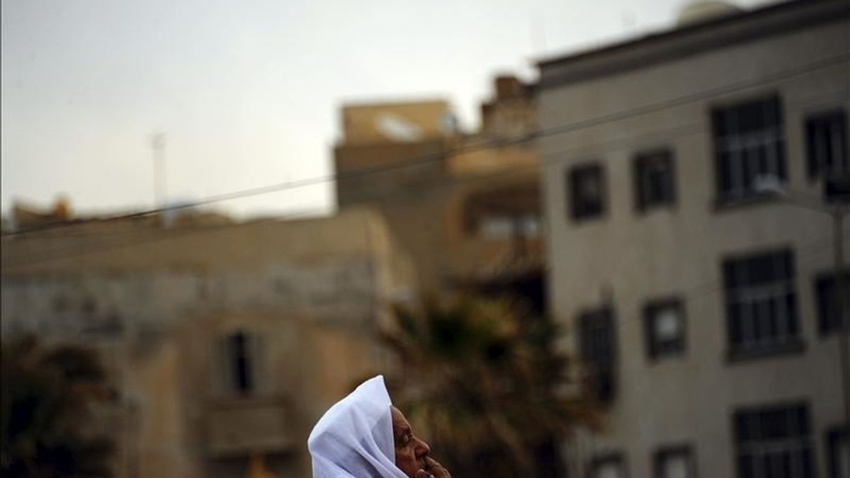 Un musulmán libio participa en la oración musulmana de los viernes en Bengasi (Libia). EFE