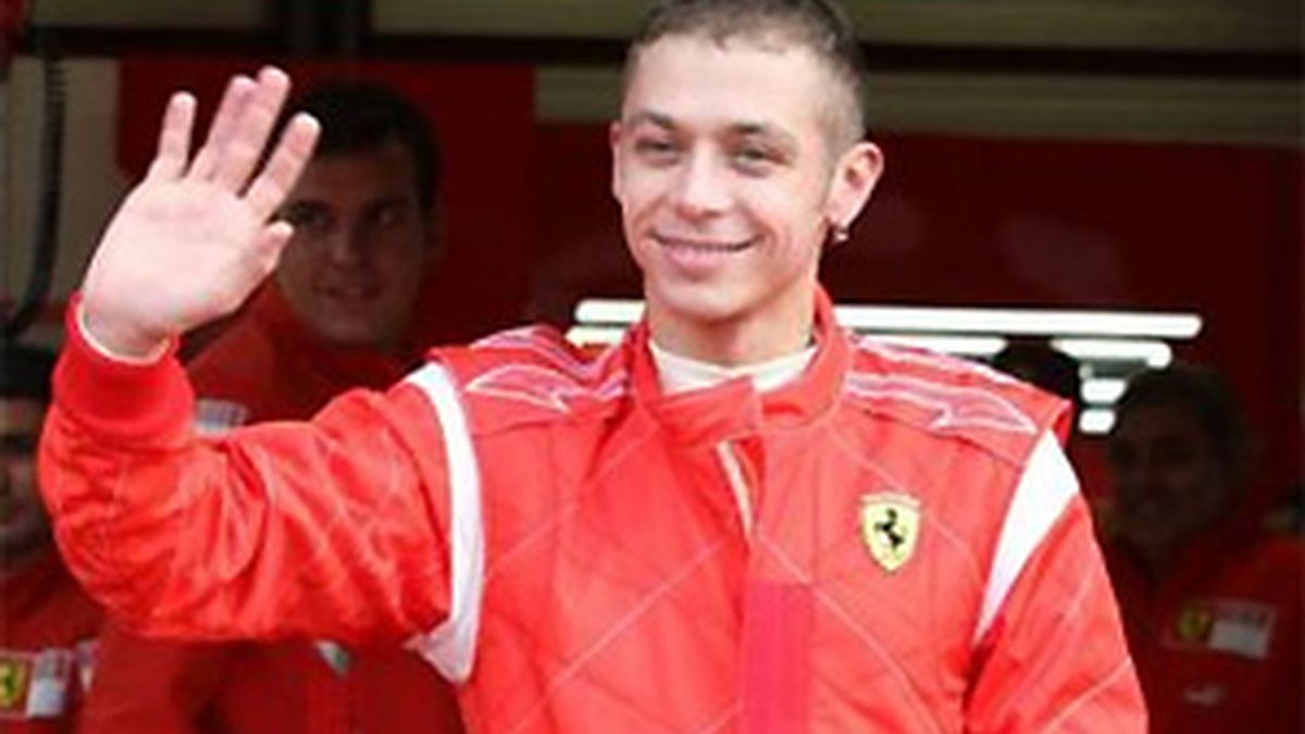 Rossi, una de las veces que ha conducido para Ferrari. FOTO: Archivo.