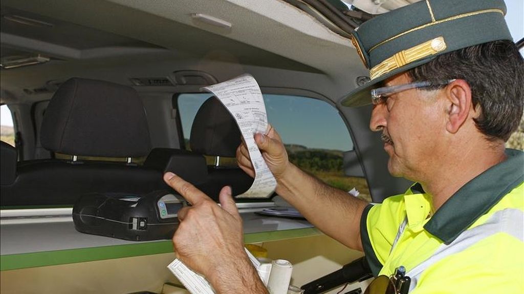 En la imagen, un agente de la Guardia Civil comprueba los datos de la denuncia por exceso de velocidad. EFE/Archivo