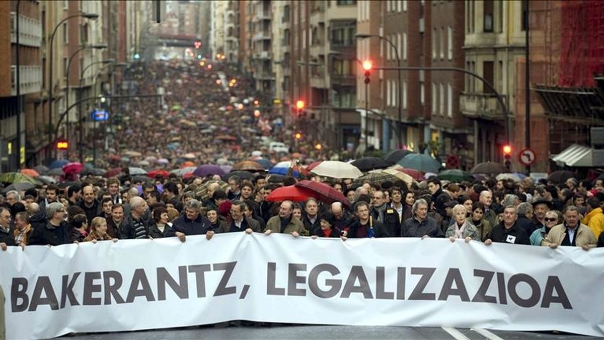 Miles de personas se han manifestado esta tarde en Bilbao para exigir la legalización de Sortu. Bajo el lema "Bakearantz, legalizazioa" (Hacia la paz, legalización), sindicatos y partidos nacionalistas, salvo el PNV, han acompañado a los manifestantes en un recorrido por la ciudad que tiene previsto terminar en el Ayuntamiento de Bilbao con la lectura de un comunicado. EFE Miles de personas se han manifestado esta tarde en Bilbao para exigir la legalización de Sortu. Bajo el lema "Bakearantz, legalizazioa" (Hacia la paz, legalización), sindicatos y partidos nacionalistas, salvo el PNV, han acompañado a los manifestantes en un recorrido por la ciudad que tiene previsto terminar en el Ayuntamiento de Bilbao con la lectura de un comunicado. EFE