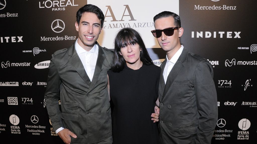 En el kissing room junto a Amaya Arzuaga, con total look de García Madrid