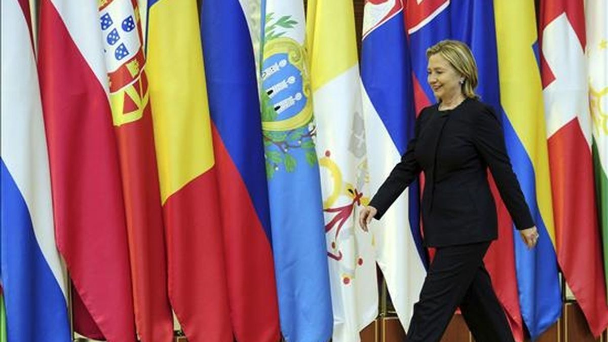 La secretaria de Estado de EE.UU., Hillary Clinton, durante el inicio de la conferencia de los países miembros de la Organización para la Seguridad y la Cooperación de Europa (OSCE), que se reúnen durante dos días en Astaná (Kazajstán). EFE