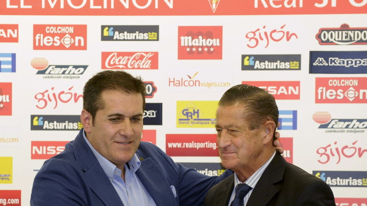 El nuevo entrenador del Sporting de Gijón, José Ramón Sandoval, estrecha la mano del presidente del equipo, Manuel Vega-Arango