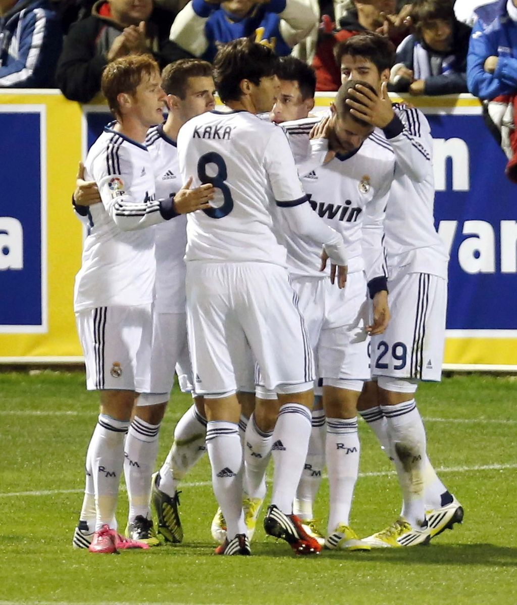 Karim Benzemá, celebra con sus compañero el primer gol del equipo madridista, durante el encuentro correspondiente a la ida de los dieciseisavos de final de la Copa del Rey, que disputan esta noche frente al Alcoyano