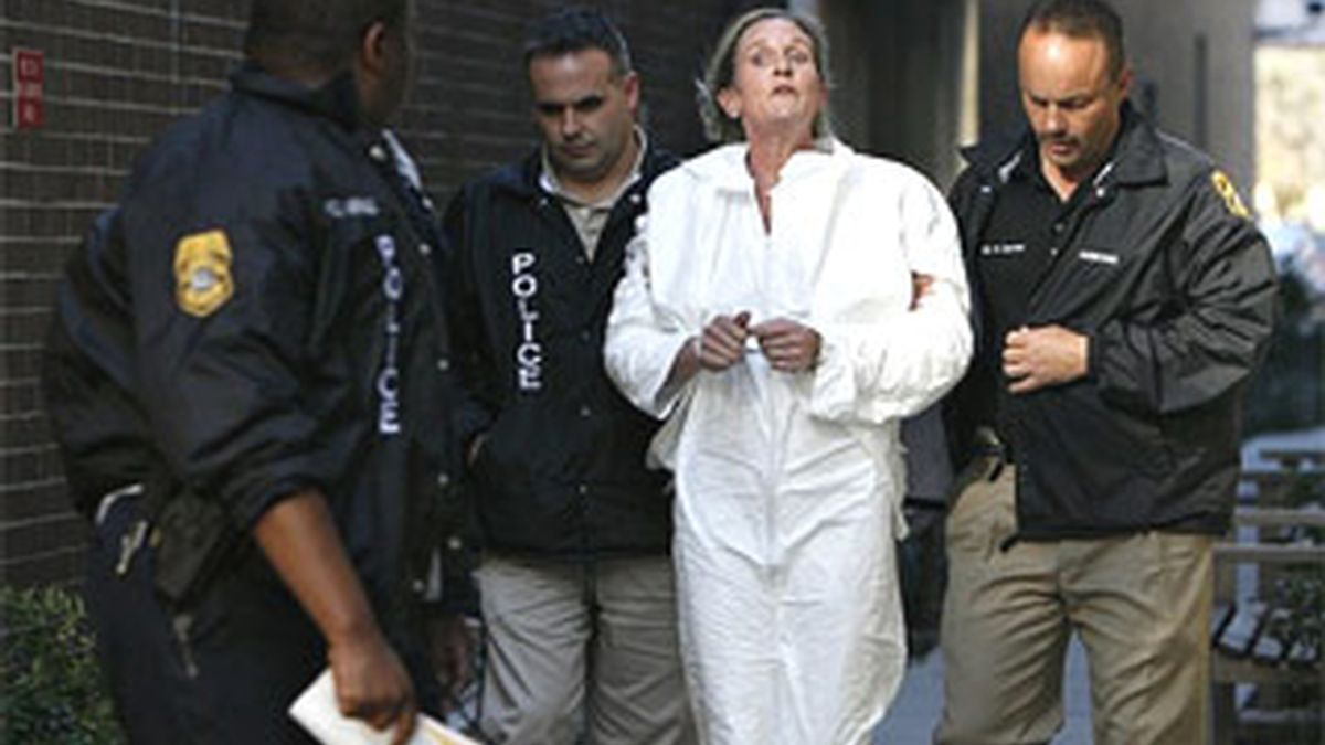 Imagen de la mujer tras ser detenida por la policía por el asesinato de sus hijos. Foto: AP Imagen de la mujer tras ser detenida por la policía por el asesinato de sus hijos. Foto: AP