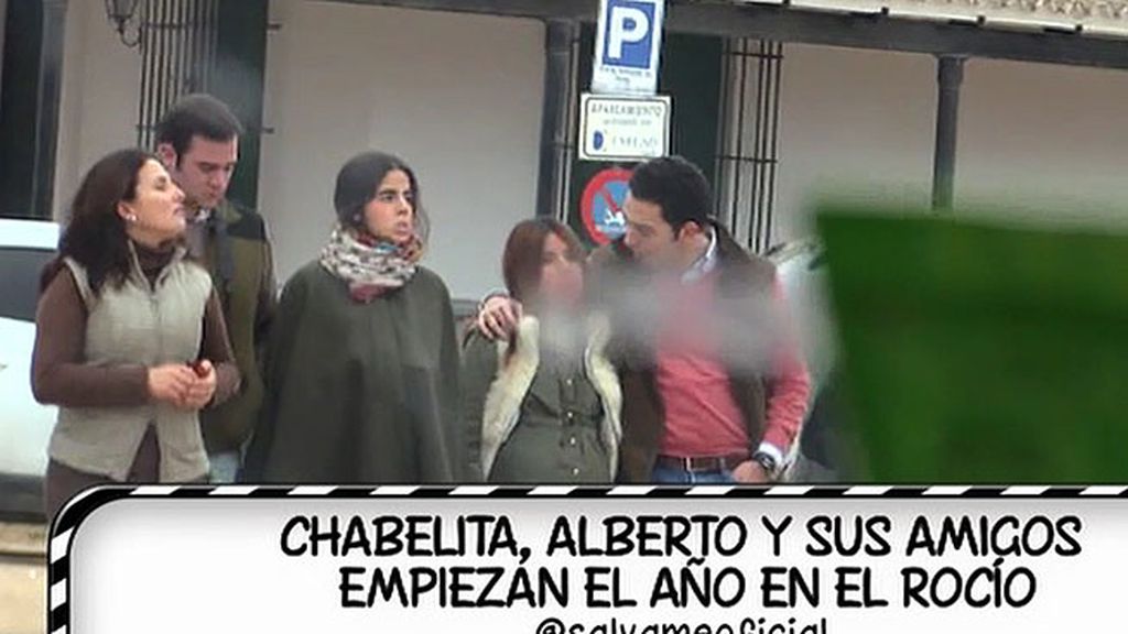 La pareja, sonriente  y cómplice junto a unos amigos