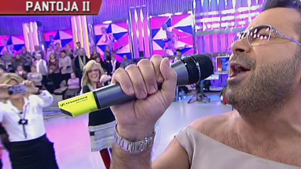 El presentador se enfunda el vestido de la tonadillera