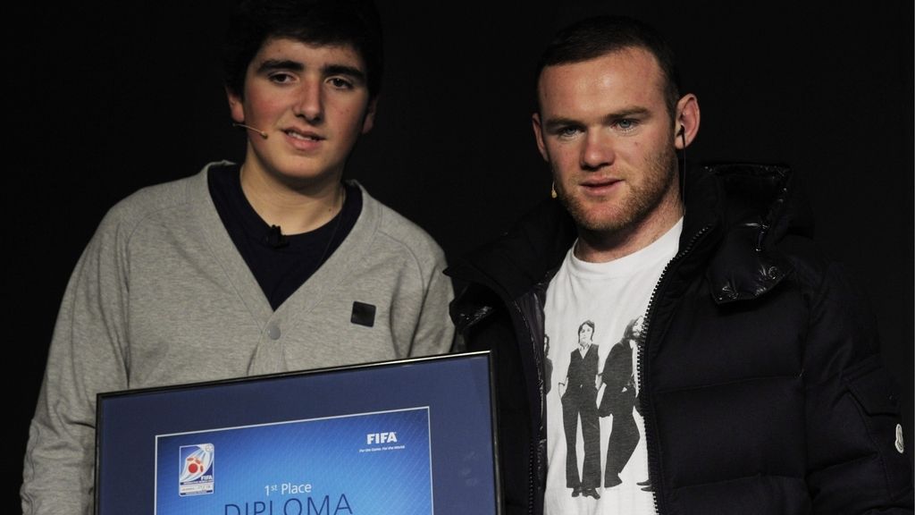 Rooney posa con el campeón de 'PlayStation'