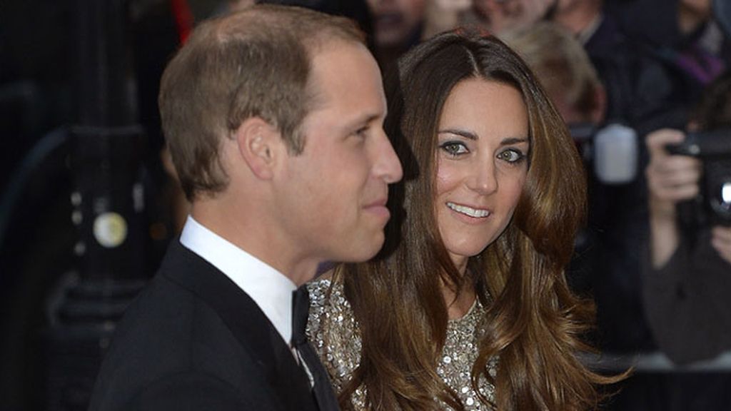 La Duquesa de Cambridge reaparece de gala tras su maternidad