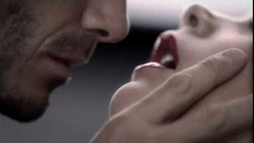 David y Victoria Beckham, beso apasionado en un ascensor