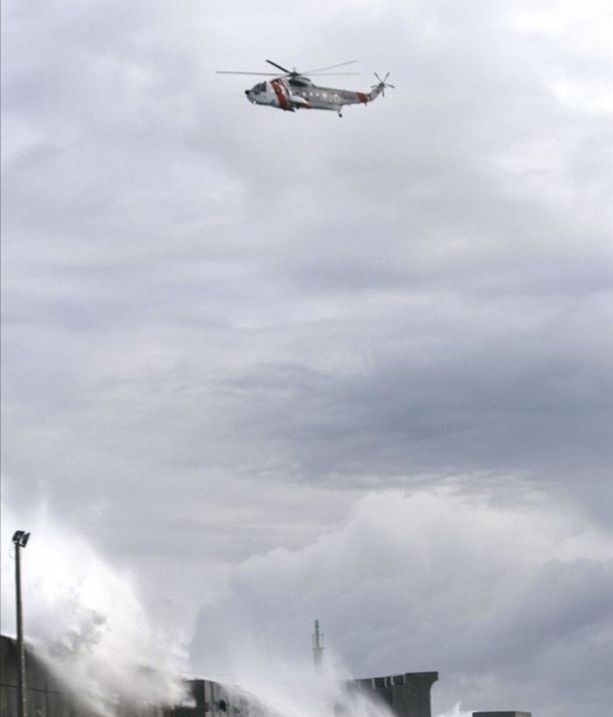 Un helicóptero de Salvamento Marítimo realiza labores de búsqueda en Galicia. EFE/Archivo