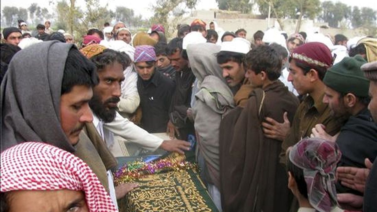 Un grupo de personas preparan el ataúd de un hombre muerto en un ataque estadounidense al sur de Waziristán durante su funeral en Bannu (Pakistán) el pasado 29 de diciembre de 2010. EFE/Archivo