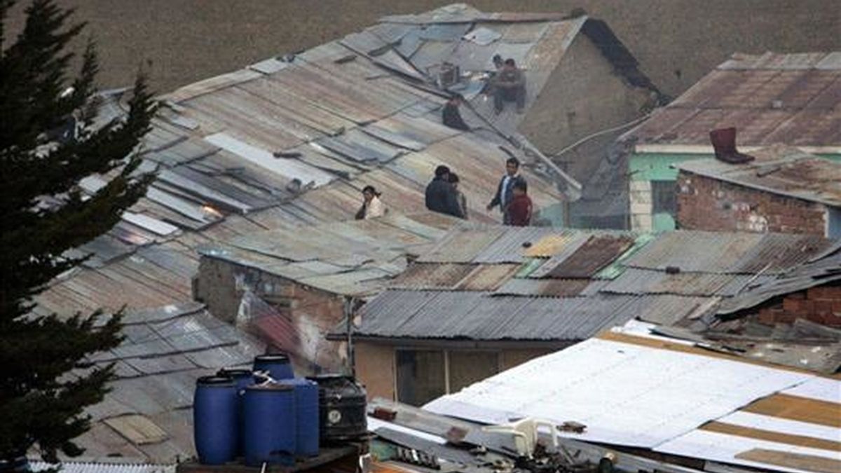Presos de la cárcel de San Pedro en La Paz (Bolivia) permanecen sobre los techos del centro penitenciario durante un motín en rechazo a la decisión del Gobierno de restringir la entrada de extranjeros. EFE