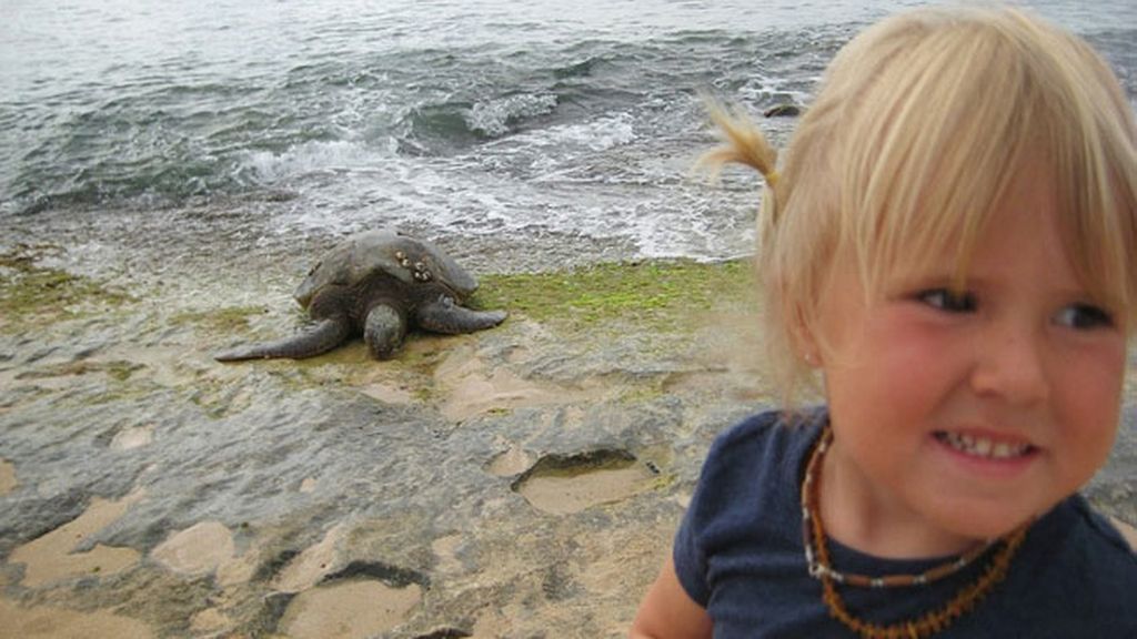 Una pareja canadiense, Genevieve y Eben,  viaja con sus hijas