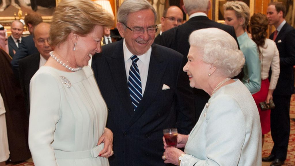 Los reyes de Grecia, Ana María y Constantino, junto a la reina Isabel