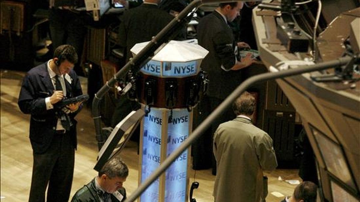 En el mercado neoyorquino, el Dow Jones de Industriales, que agrupa a treinta de las mayores empresas cotizadas de Estados Unidos, bajó un 1,48% y se ubicó en 10,978,62 puntos. EFE/Archivo