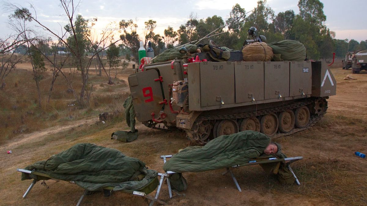 Soldados israelíes duermen cerca de los tanques en la frontera con Gaza