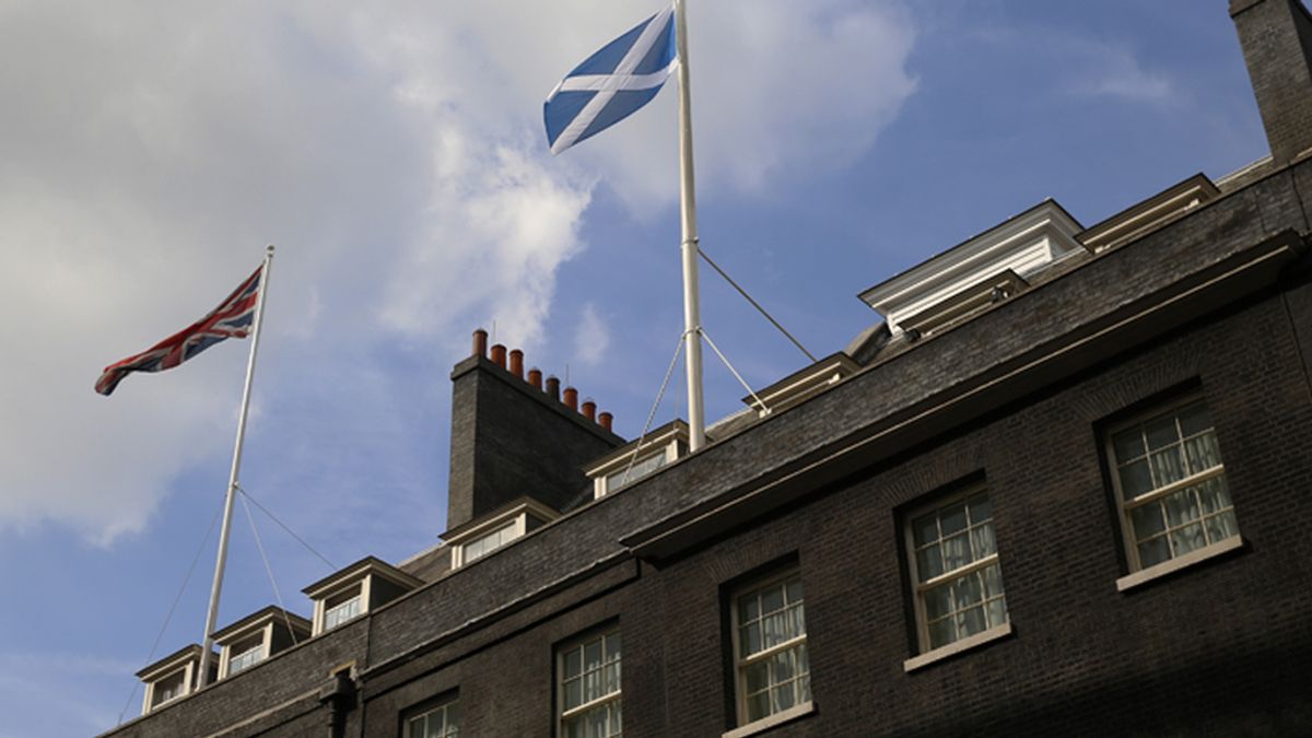 Las banderas del Reino Unido y Escocia ondean junta en Downing Street