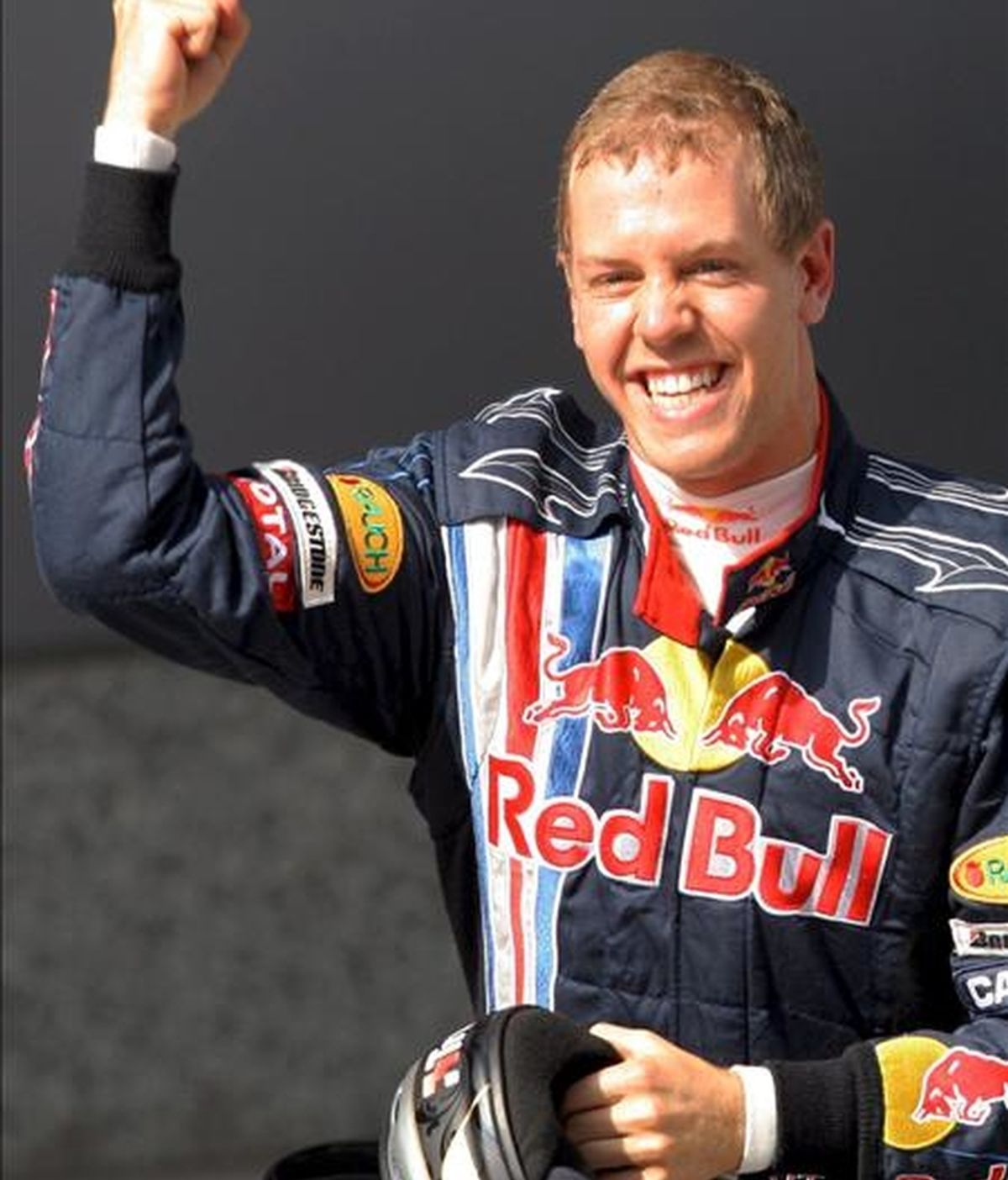 El piloto alemán Sebastian Vettel, de la escudería Red Bull, celebra la 'pole' conseguida en la sesión clasificatoria para el Gran Premio de China de Fórmula Uno, hoy en Shangai. EFE