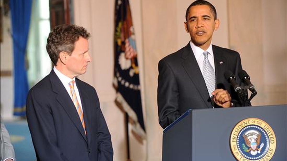 El presidente de EE.UU., Barack Obama (d), y el secretario del Tesoro, Timothy Geithner, anuncian el plan de reestructuración que la Casa Blanca ha preparado para salvar el sector automotor. EFE