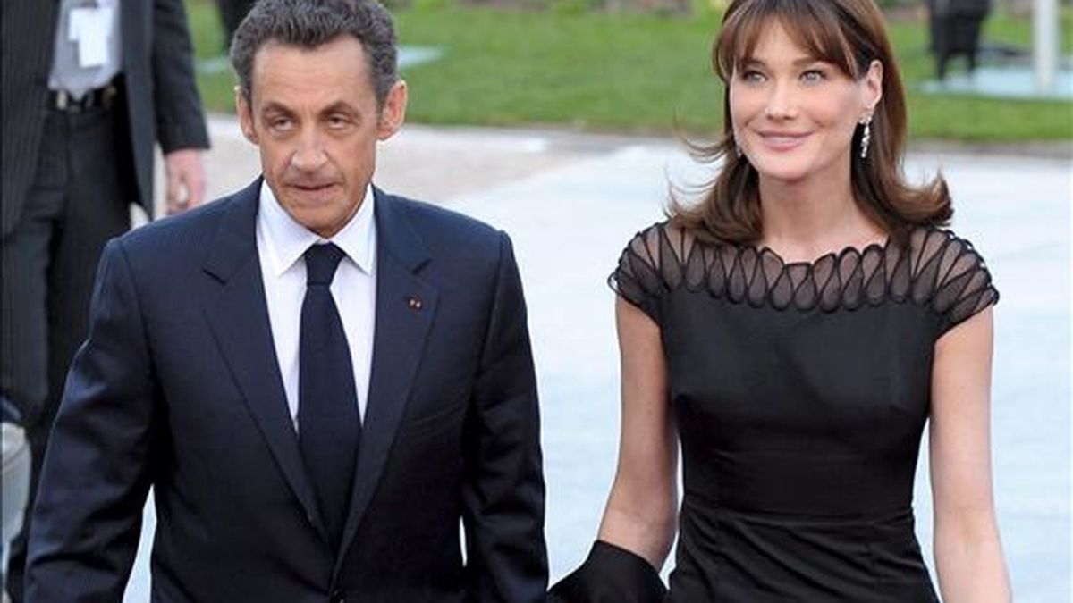 El presidente francés, Nicolás Sarkozy, y su esposa, Carla Bruni, quienes recibirán el Collar de Carlos III según acordó hoy el Gobierno. EFE