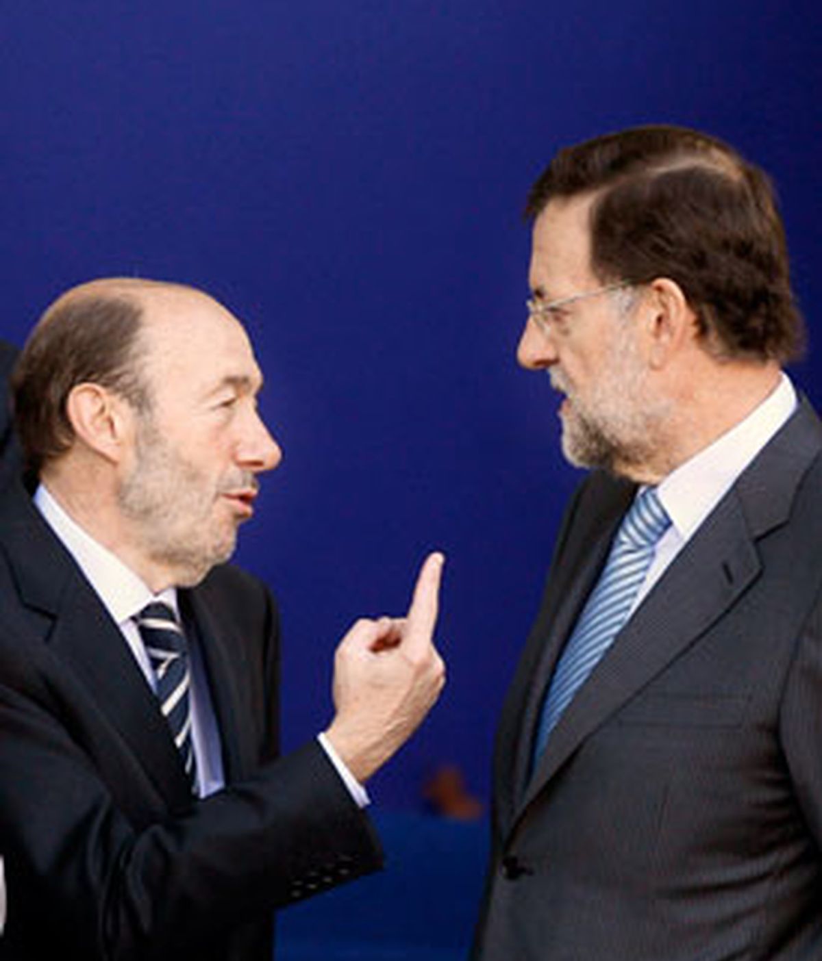 Alfredo Pérez Rubalcaba y Mariano Rajoy conversan antes del inicio del desfile militar de la Fiesta Nacional, Foto: EFE. Alfredo Pérez Rubalcaba y Mariano Rajoy conversan antes del inicio del desfile militar de la Fiesta Nacional, Foto: EFE.