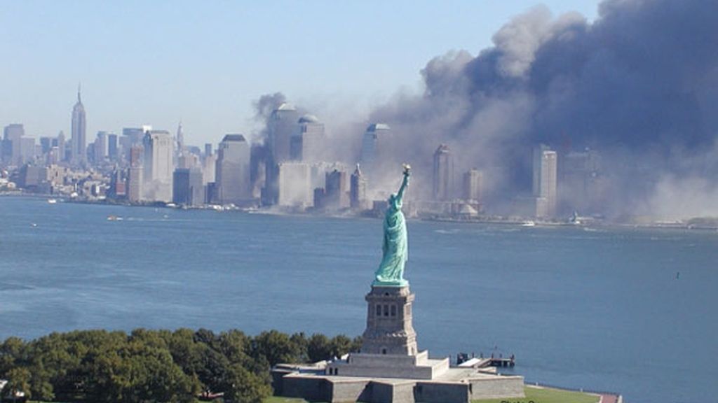 Estremecedora imagen de la estatua de la Libertad y el horror detrás
