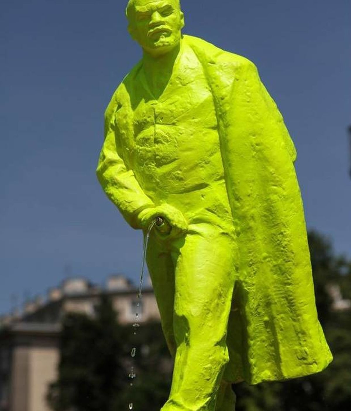 Estatua fluorescente de Lenin en la ciudad polaca de  Nowa Huta