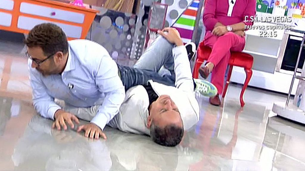 El colaborador y el presentador acaban en el suelo