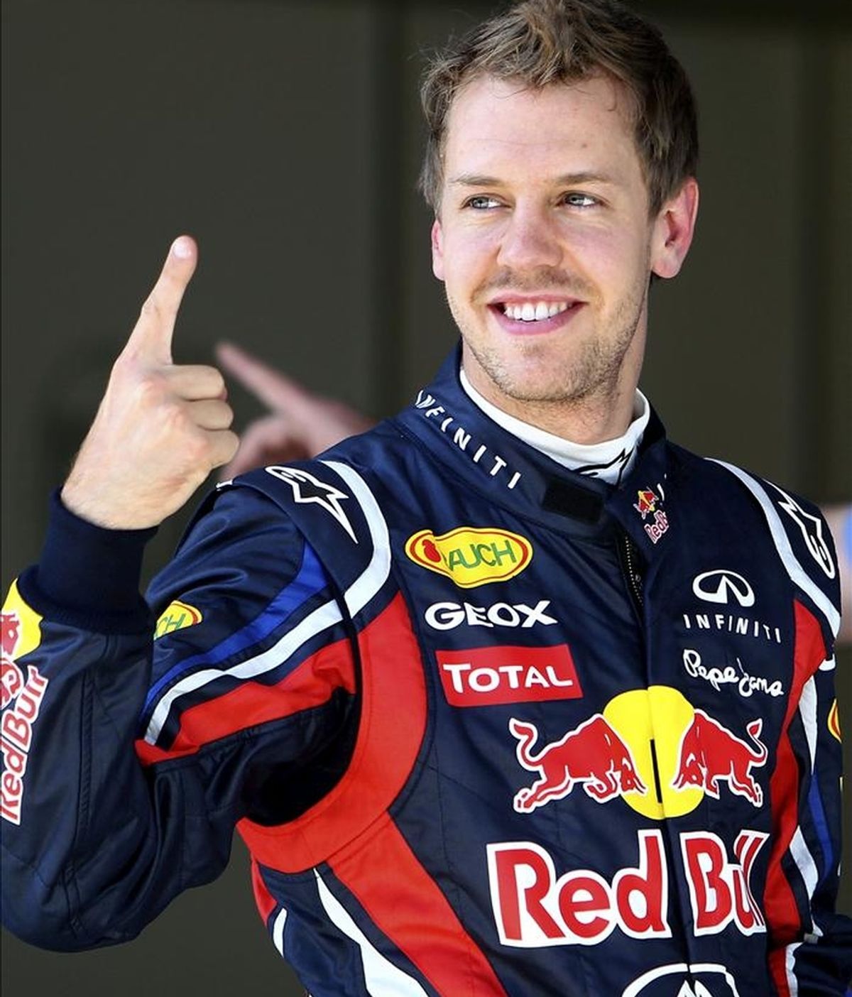 El piloto alemán Sebastian Vettel (Red Bull ) celebra su tiempo al término de los entrenamientos libres del Gran Premio de Turquía de Fórmula Uno, celebrado en Estambul. EFE