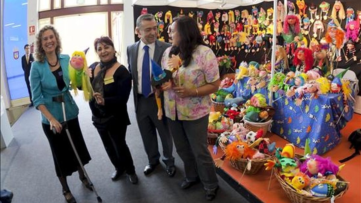 El presidente del Gobierno de Canarias, Paulino Rivero (2d) y la vicepresidenta María del Mar Julios (i), asistieron hoy a la inauguración de la XXVI Feria de Artesanía de Canarias. EFE