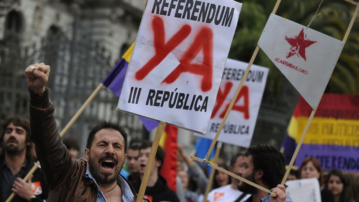 Miles de españoles piden el establecimiento de la República