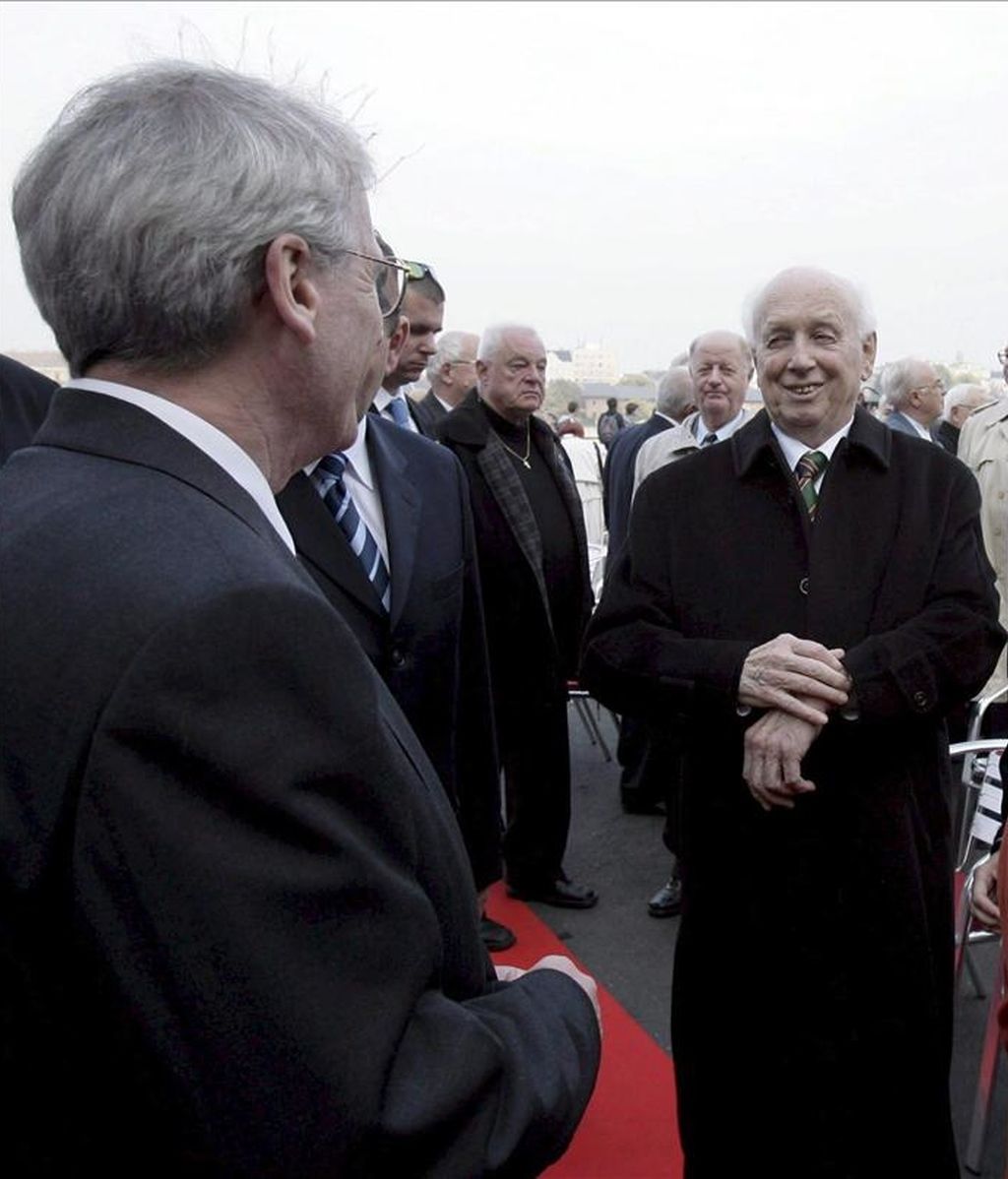El presidente húngaro, Laszlo Solyom (izqda.) y el ex presidente Ferenc Madl (dcha.) participan en la marcha que conmemora la revolución de 1956 en Budapest, Hungría.EFE/Archivo