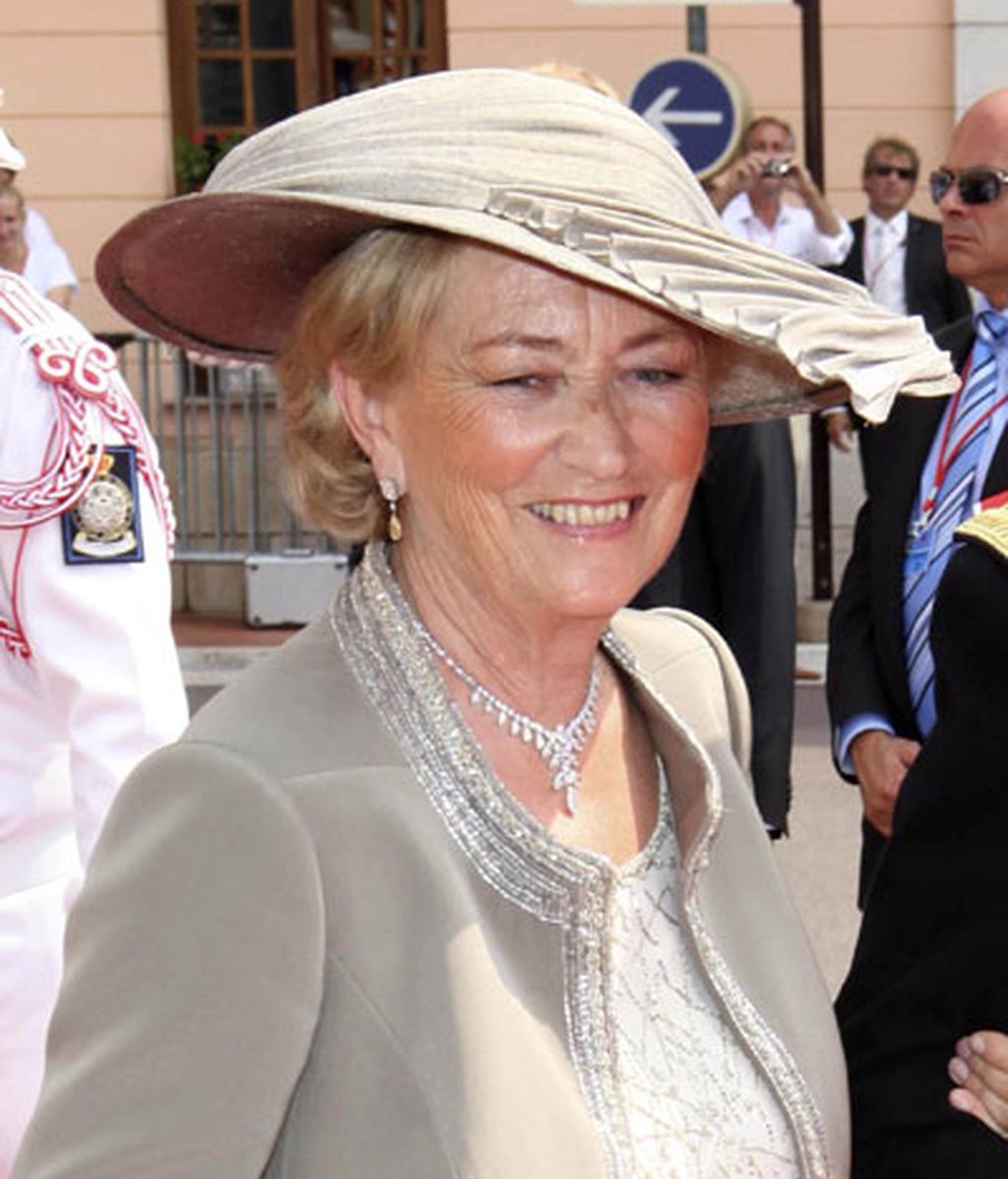 La reina Paola de Bélgica lució un sombrero marrón