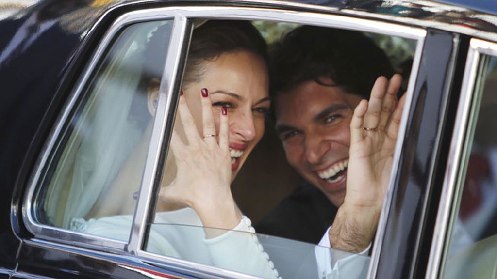 Sonrisas, besos, abrazos... así han sido los gestos de complicidad entre Cayetano y Eva