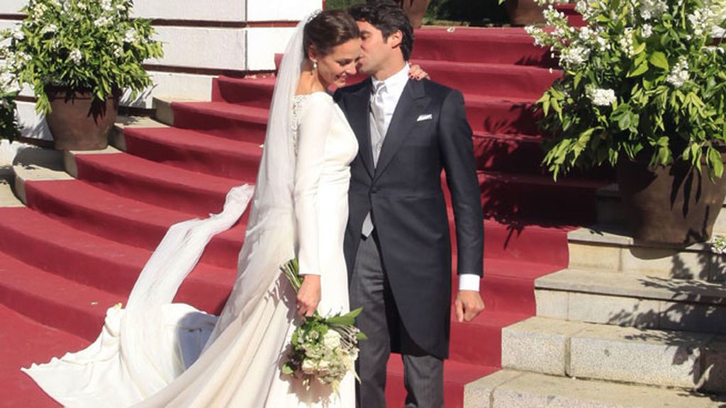 Sonrisas, besos, abrazos... así han sido los gestos de complicidad entre Cayetano y Eva