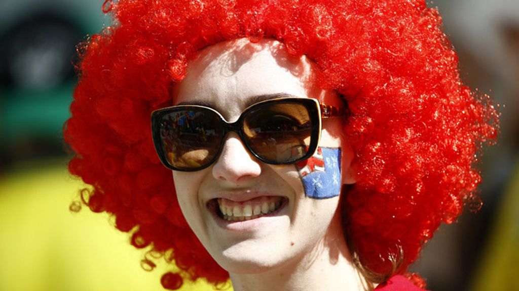 Una aficionada australiana se pone la peluca de La Roja