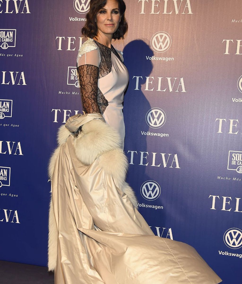 Mar Flores con un voluminoso vestido en blanco y negro