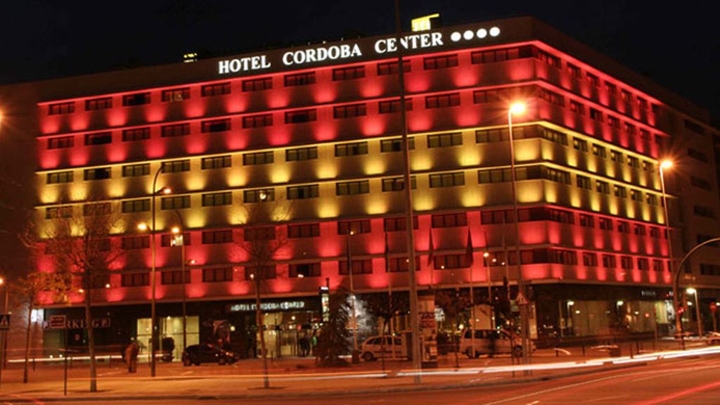Una fachada de hotel volcada con La Roja