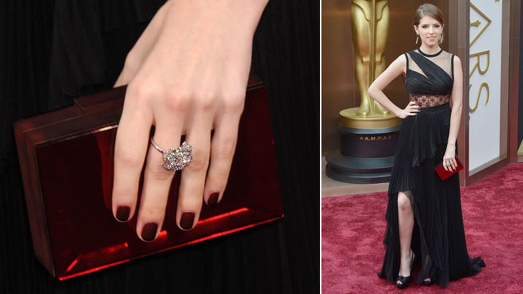 Anna Kendrick lució pendientes cascada de diamantes y azabache, de Piaget