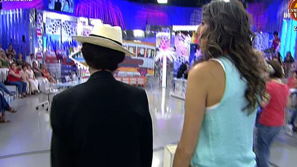 La colaboradora dedica la canción a sus tres directores