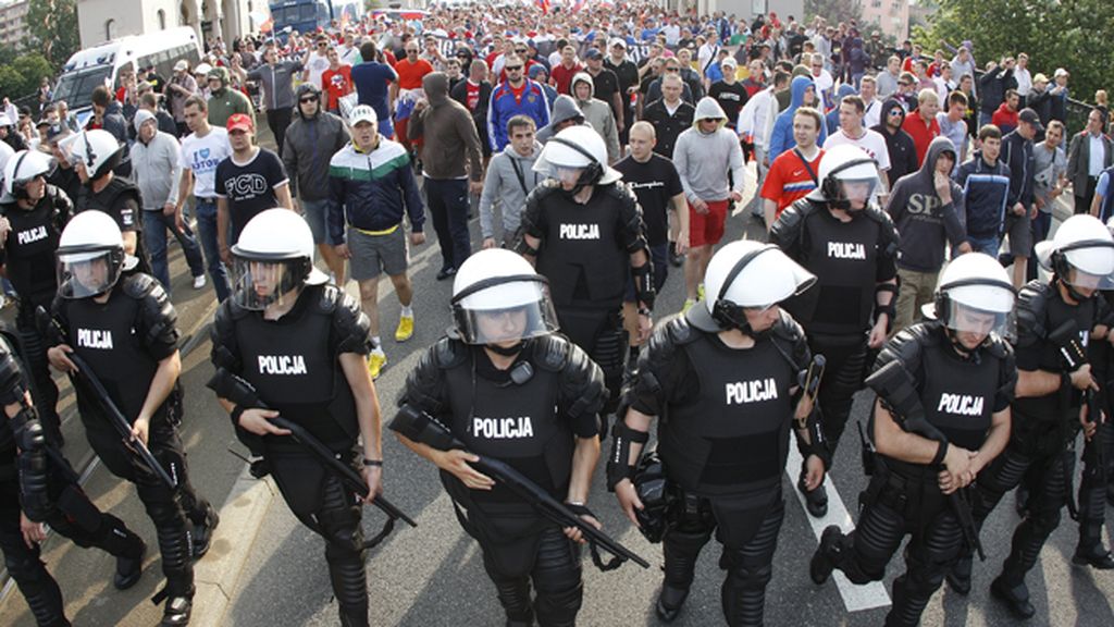 Peleas, destrozos, insultos racistas y detenciones