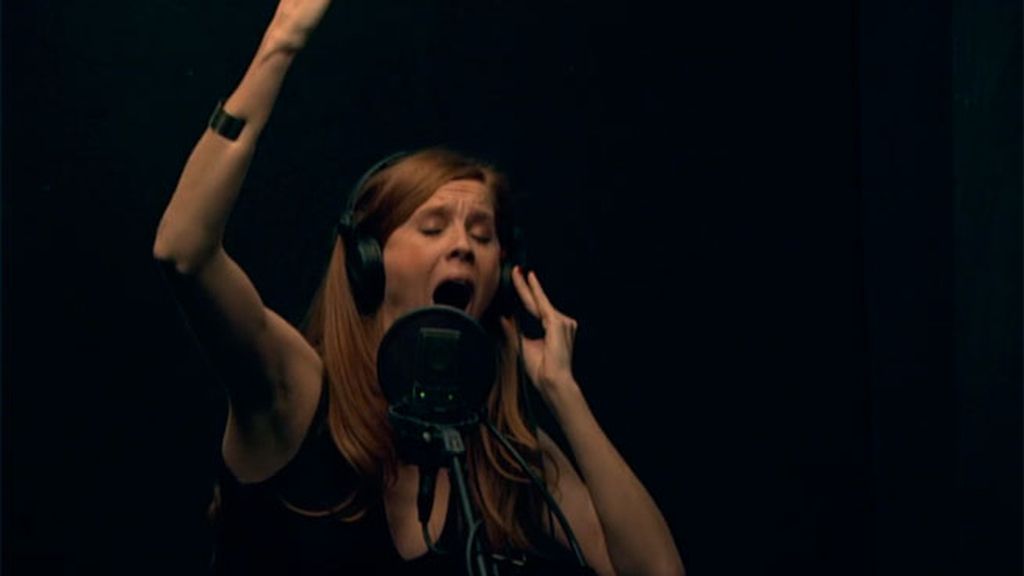 Una cantautora aparece en la vida del hostelero