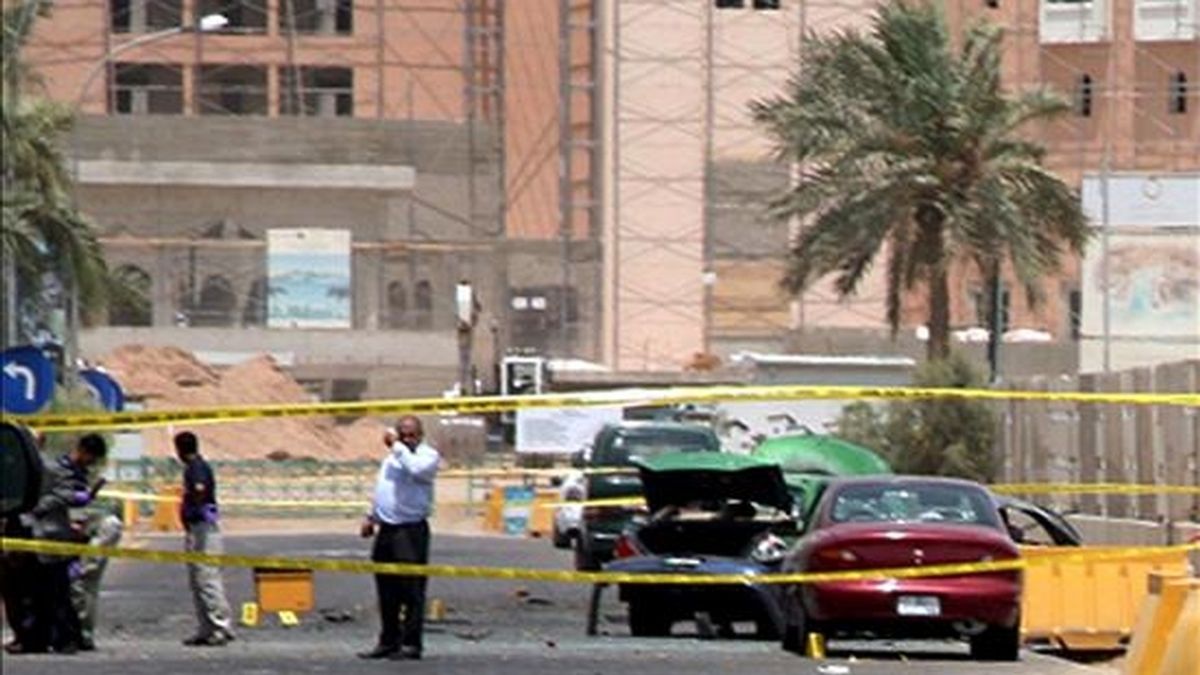 Oficiales de seguridad inspeccionando la zona donde ha estallado un cohete frente al hotel Intercontinental en Aqaba (Jordania) este lunes. EFE
