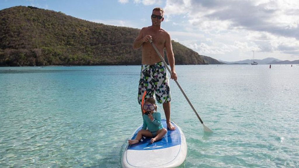 Una pareja canadiense, Genevieve y Eben,  viaja con sus hijas