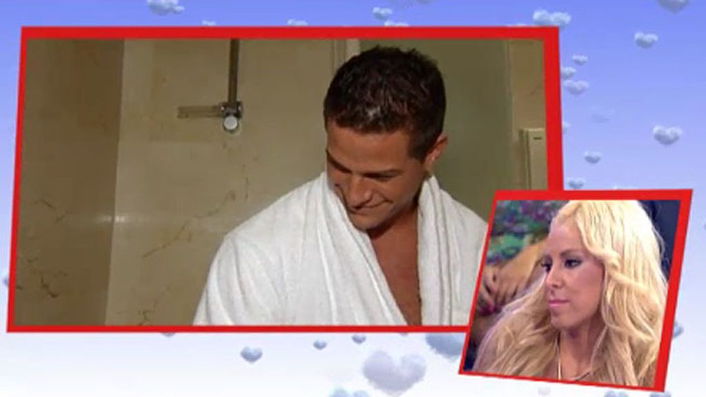 Un bonito baño con pétalos y espuma