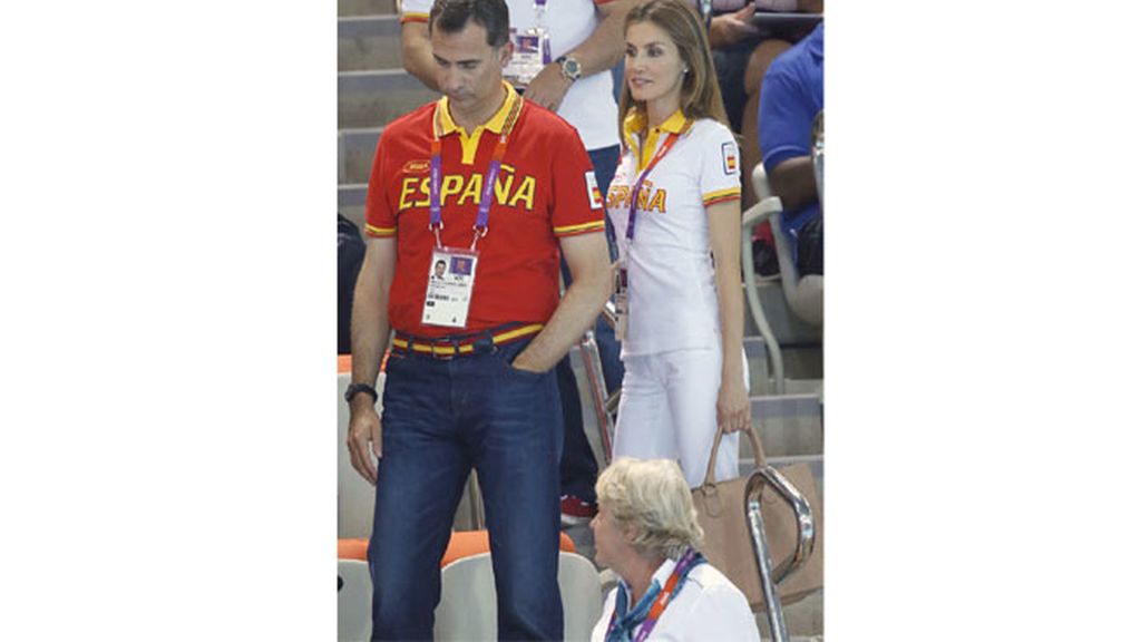 Los príncipes apoyando a la selección de baloncesto