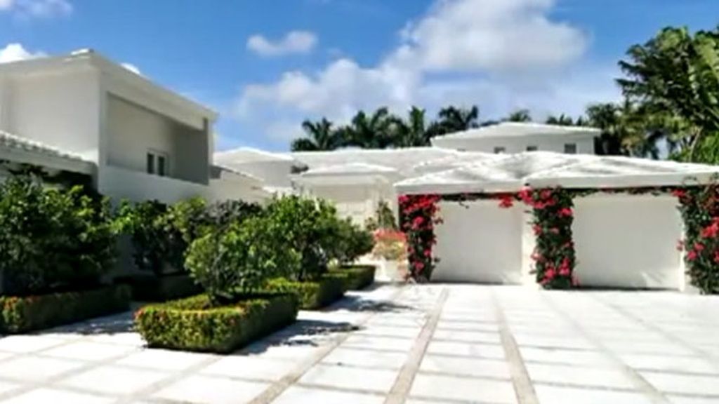 La casa tiene 800 metros cuadrados, embarcadero y piscina